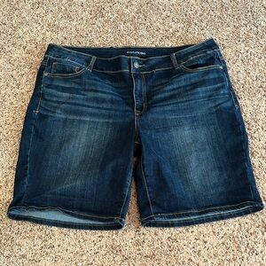 Maurices Bermuda style shorts size 22W